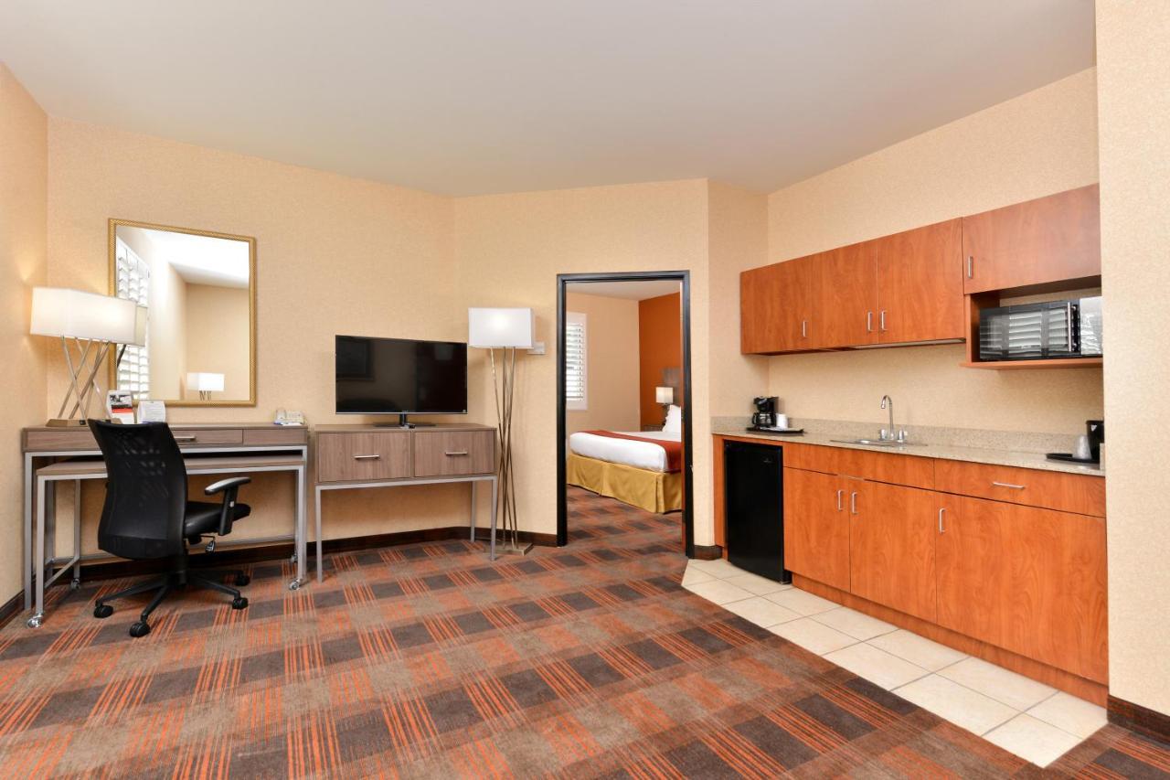 Holiday Inn Express & Suites Elk Grove Central - Hwy 99 By Ihg Eksteriør billede